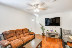 5 Mi to Coast Centrally Located Long Beach Home!